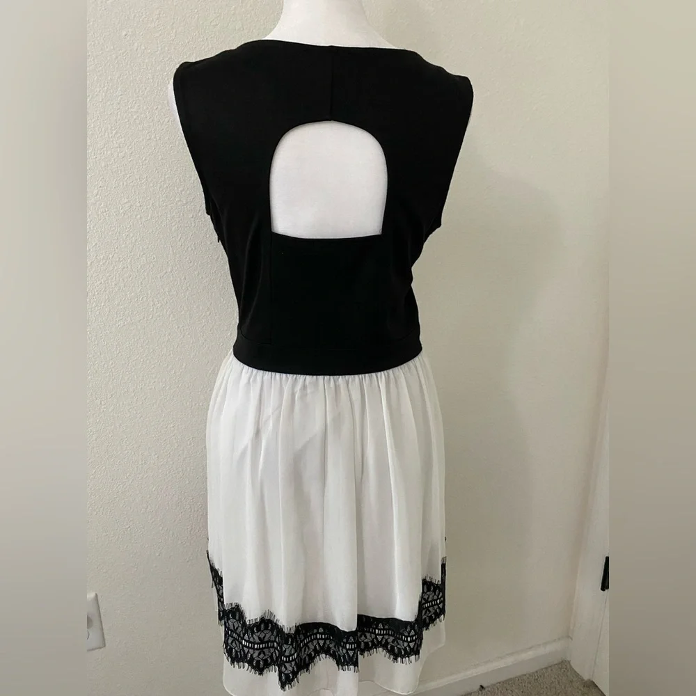En Focus Studio Black and White Sleeveless dress with
Open Back size 6P - Picture 3 of 9